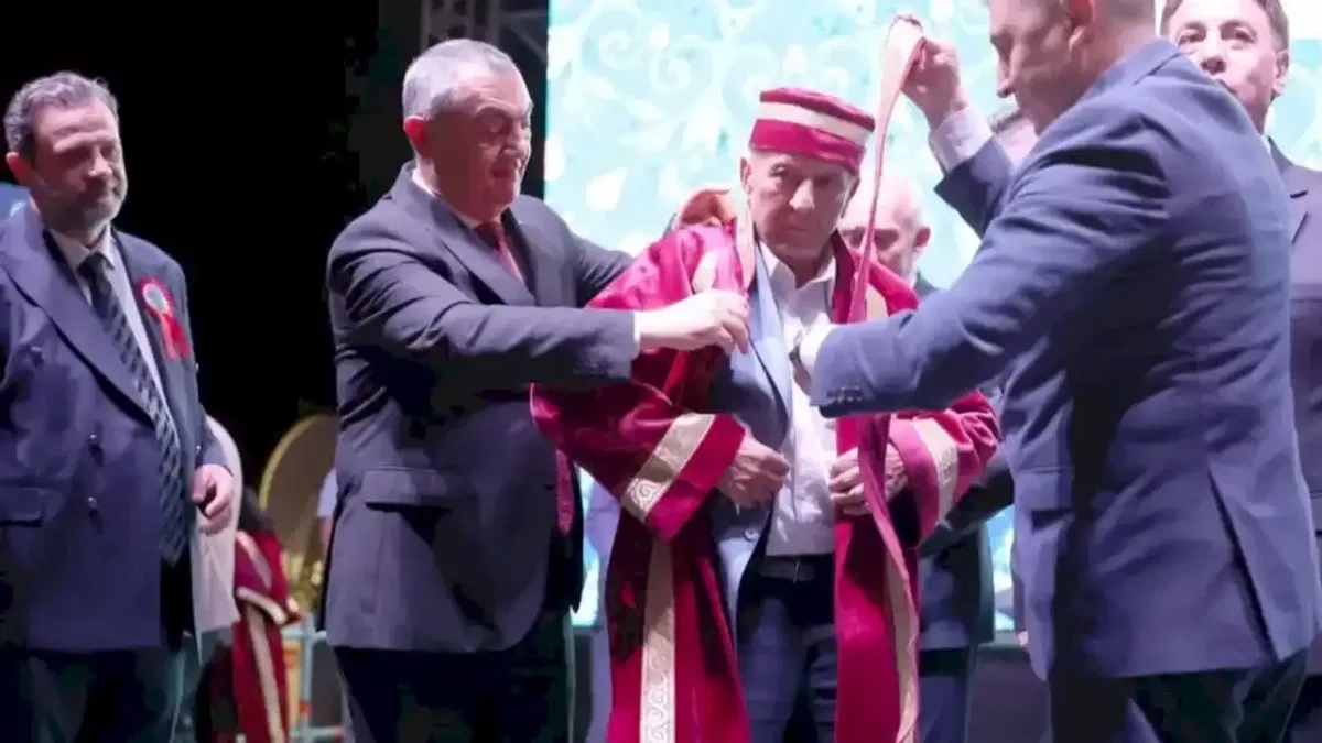 KAYSO’nun Yılın Ahisi Mustafa Suat Köylüoğlu kaftan giydi