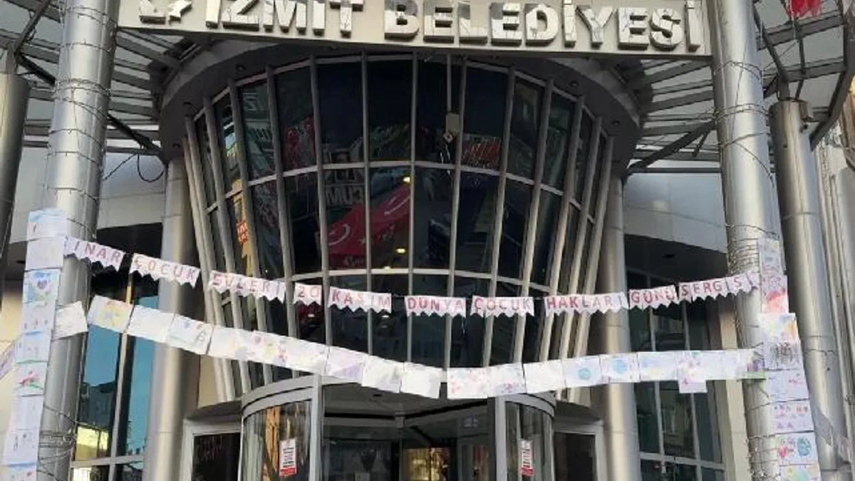 İzmit'te çocukların eserleri belediyede, mutlulukları ekranda