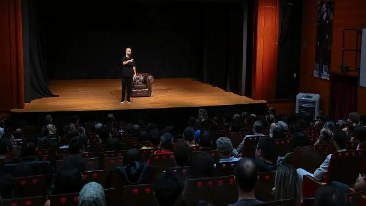 Tahsin Hasoğlu’ndan İZKİTAP’ta kahkaha dolu gece