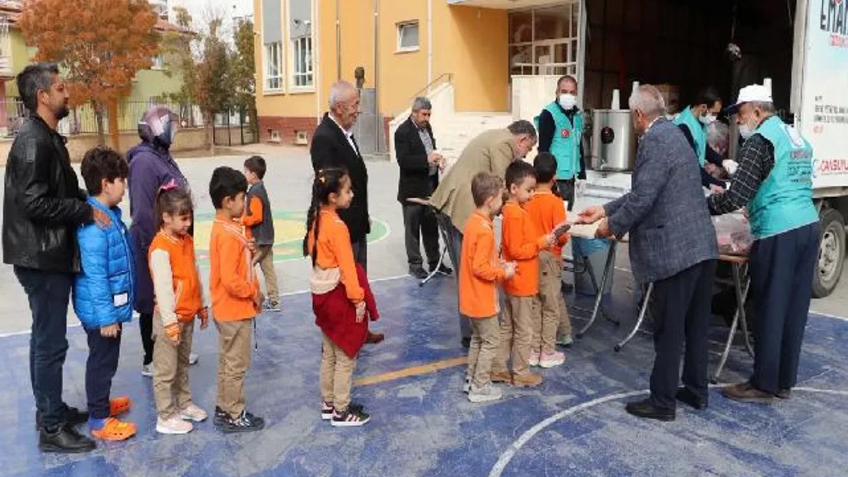 Konya Karaman'da Cansuyu Derneği'nden çorba ikramı