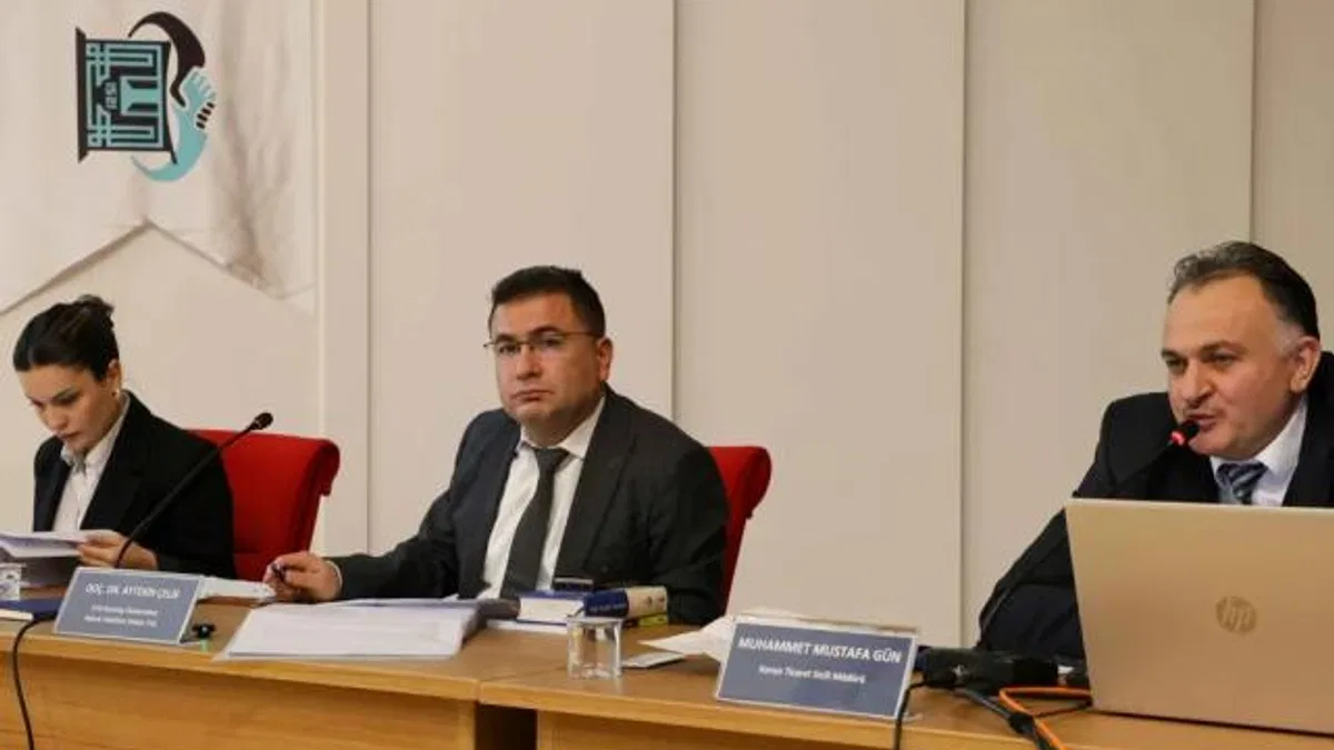 Konya'da fakülteli öğrencilere ticaret sicili uygulamalı anlatıldı