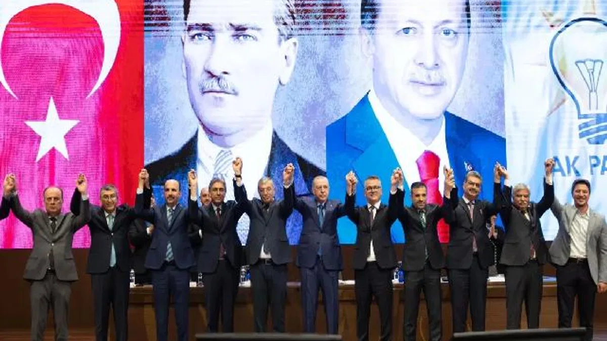 İki belediye başkanı AK Parti’ye katıldı... Rozetleri Erdoğan taktı!