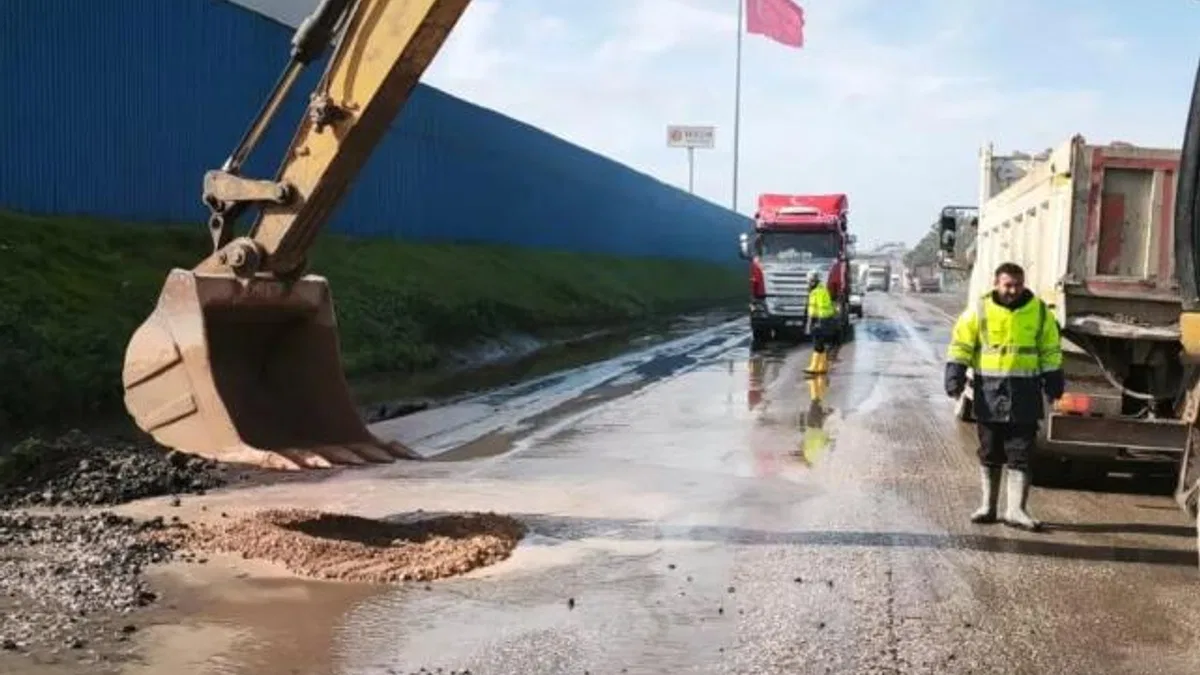 İzmir'de aşırı yağış sonrası kapanan yollar bir bir açılıyor