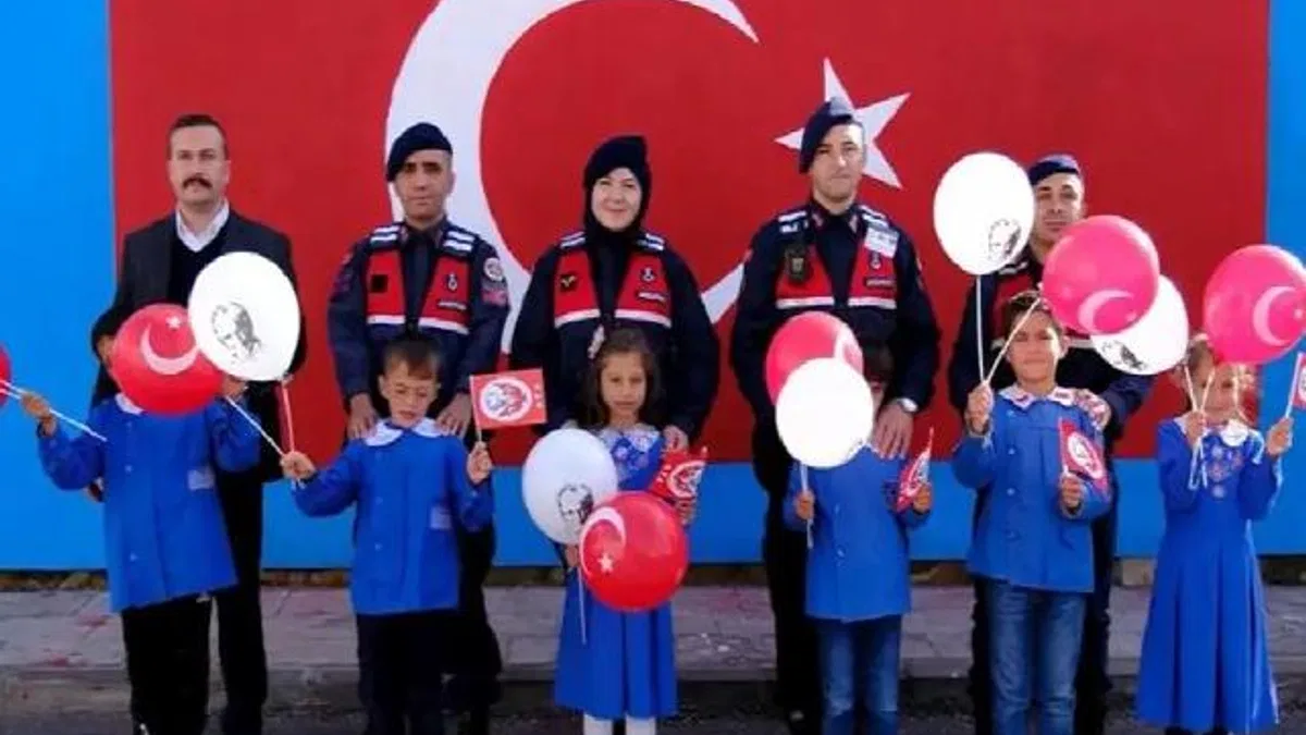 Askerler, öğrencilerle birlikte okul duvarına Türk bayrağı çizdi