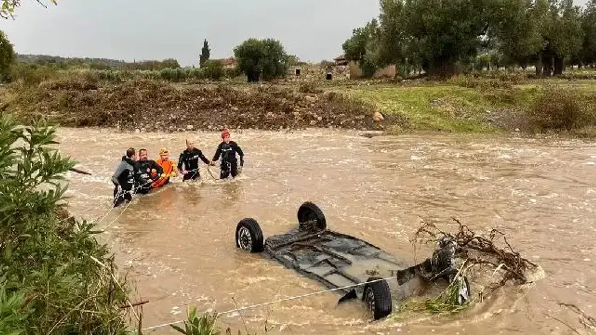 Foça’da yağış rekoru kırıldı! Ekipler seferber!