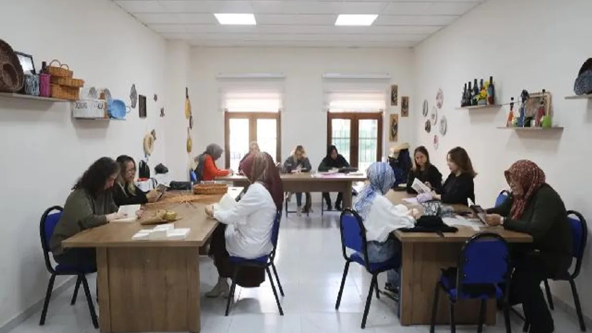 Nevşehir Belediyesi kursiyerlerine kitap okuma etkinlği