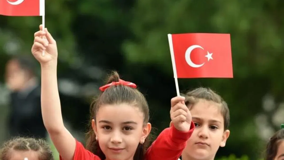 Eğitimde ikinci dönem 'Bayrak Sevgisi' temasıyla başladı