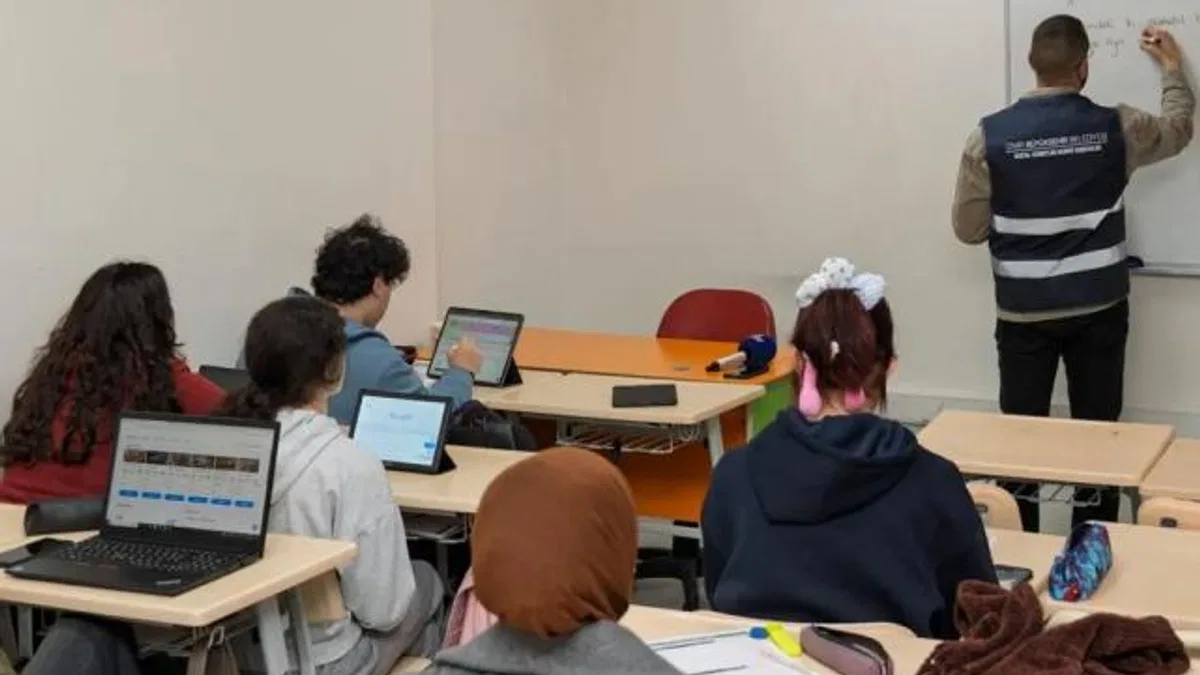 İzmirli öğrencilere yapay zekâ destekli matematik