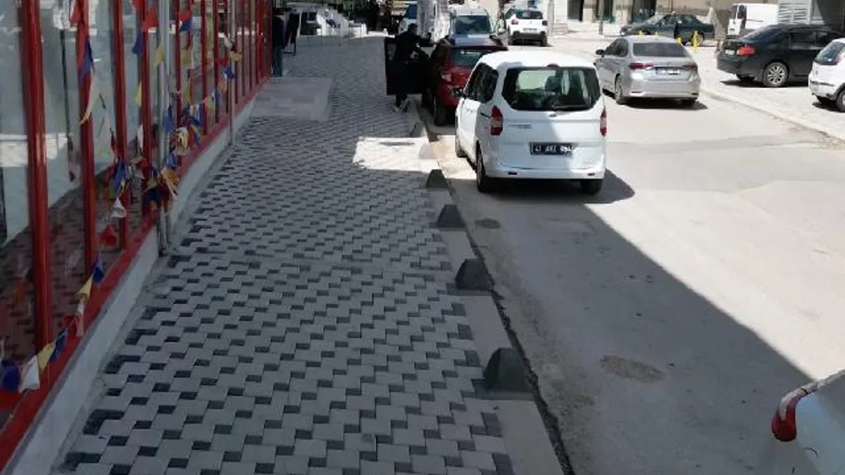 İzmit'te Şehit Kazım Caddesi'nde kaldırımlar yenilendi