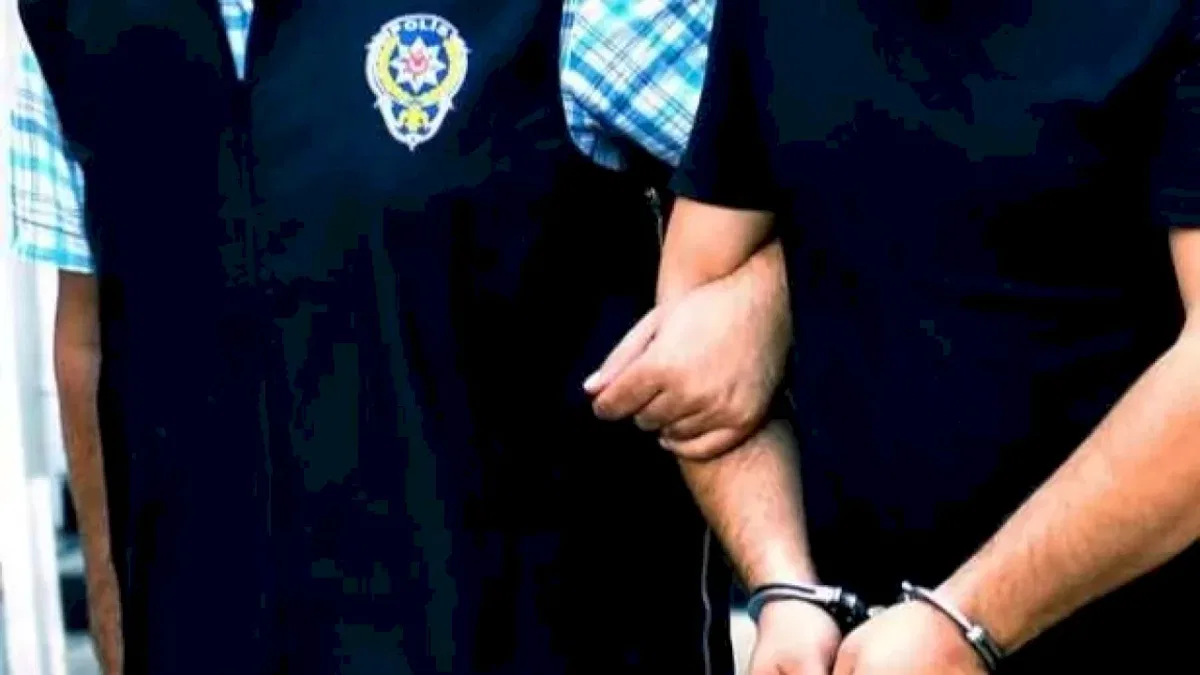 İzmir merkezli vatandaşlık operasyonunda 3 gözaltı