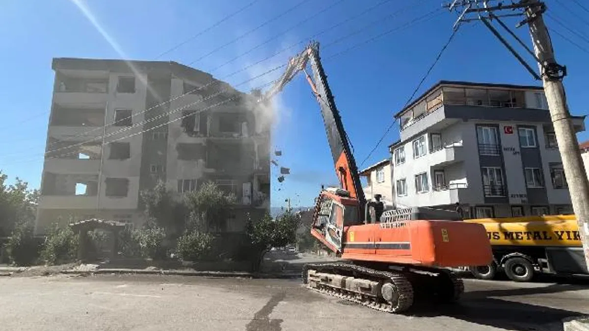 Derince’de ağır hasarlı binaya ilk kepçe