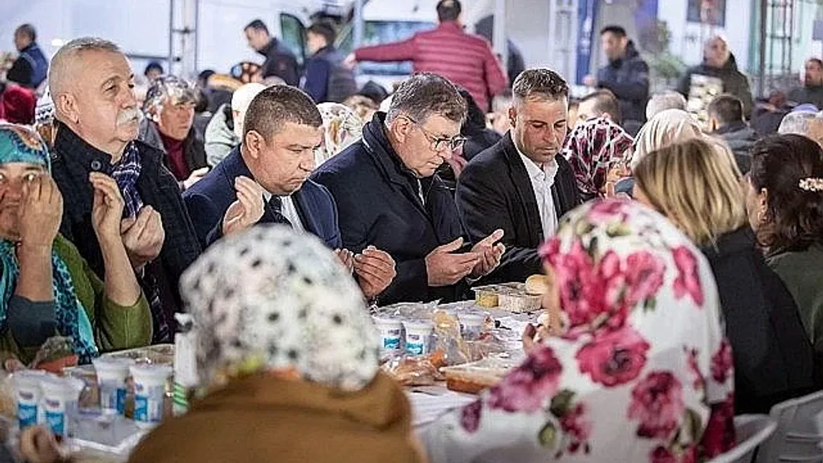 Başkan Tugay, Bayındırlılarla aynı sofrada buluştu:Gerçek zenginlik bir arada olabilmek
