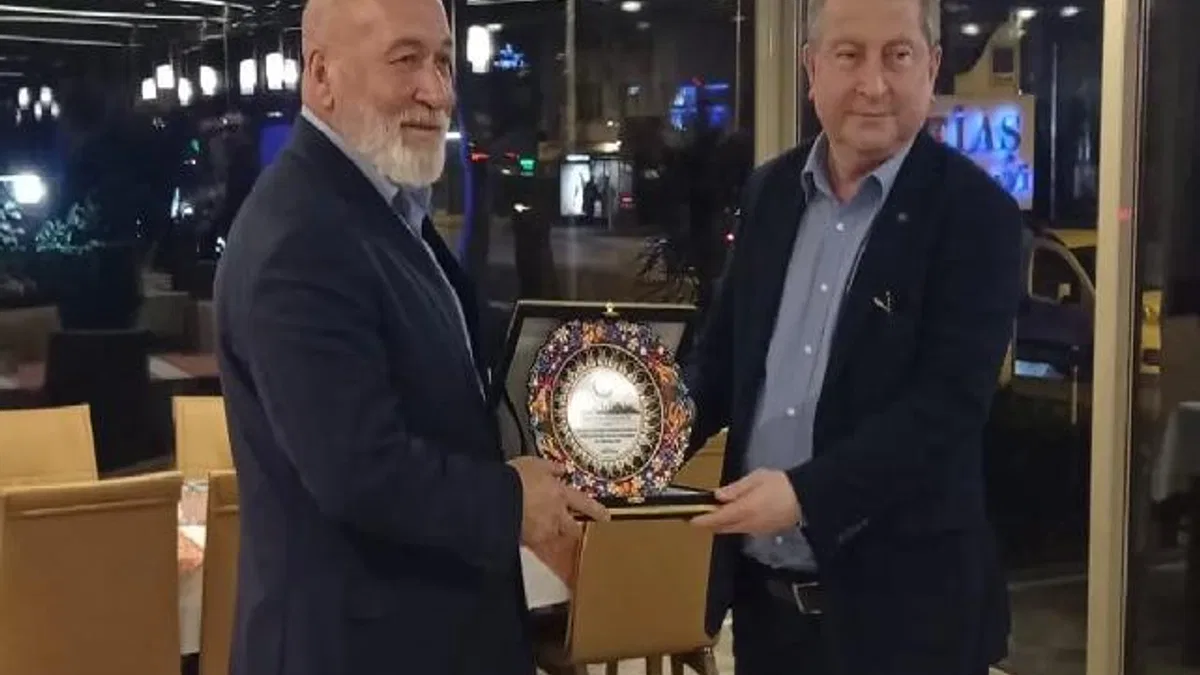 Enerji Bir-Sen Genel Başkanı Tombul’a plaket