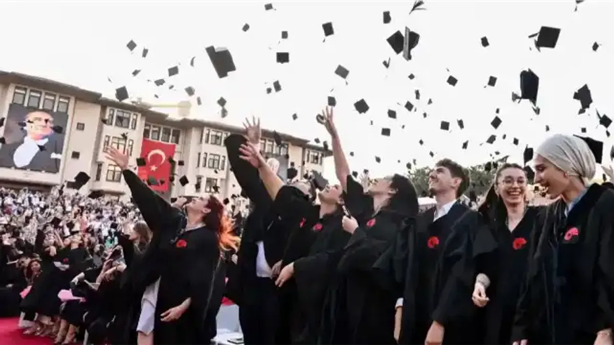 Koç Üniversitesi'nde 32’inci dönem mezuniyet sevinci
