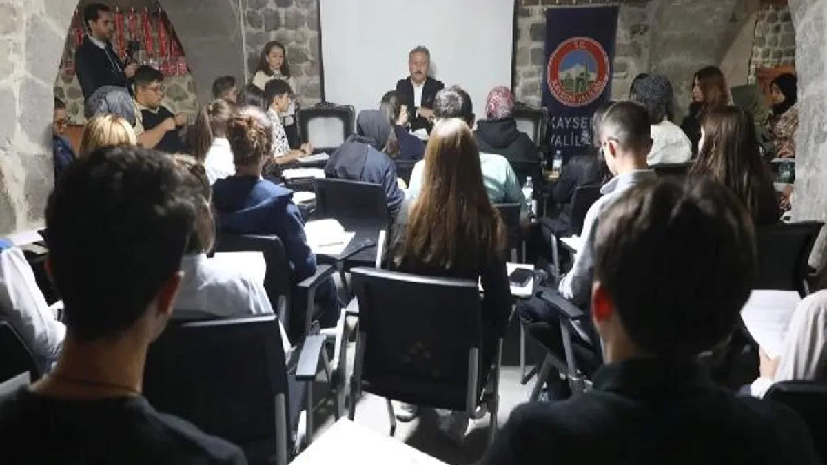 Mustafa Palancıoğlu Mektep Melikgazi'de öğrencilerle buluştu