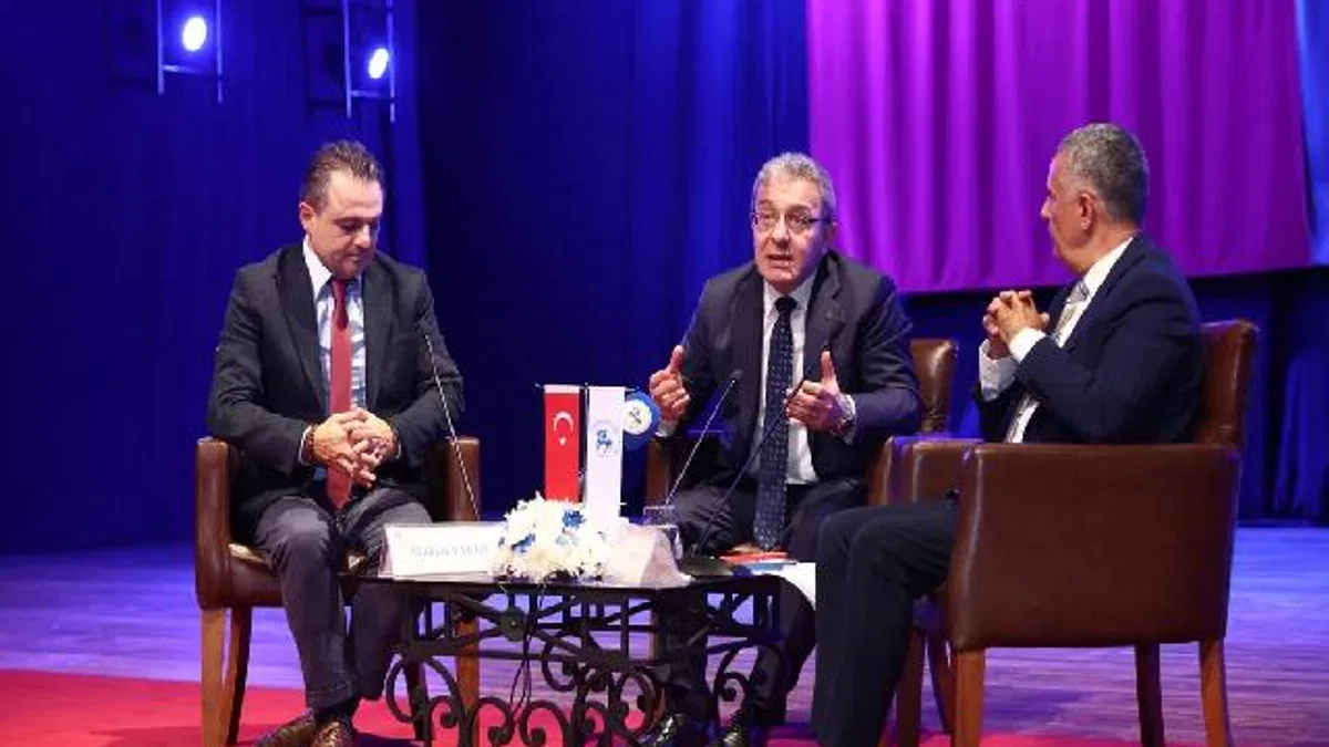 Gazeteci Çelik Türkiye'nin konumunu DEÜ'de değerlendirdi