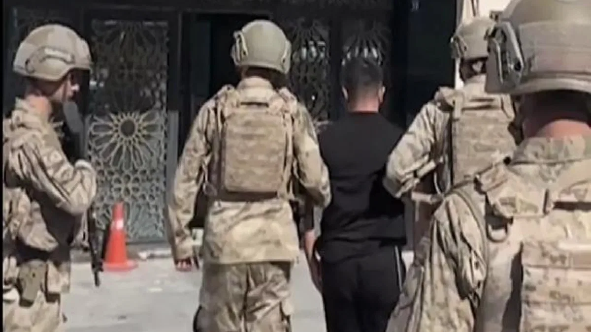 Milli değerlere saygısızlık operasyonu! Türk bayrağına ayak basma videosunu beğenen şüpheli gözaltında