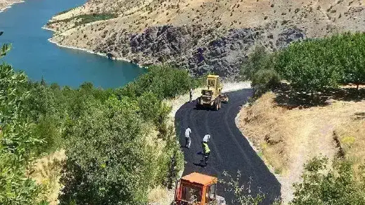 Malatya Büyükşehir'den Karaağaç'a sıcak asfalt