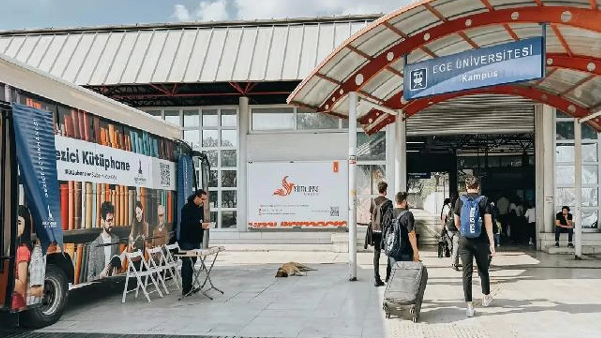 İzmir'de Gezici Kütüphane, Ege Üniversitesi Metro durağında