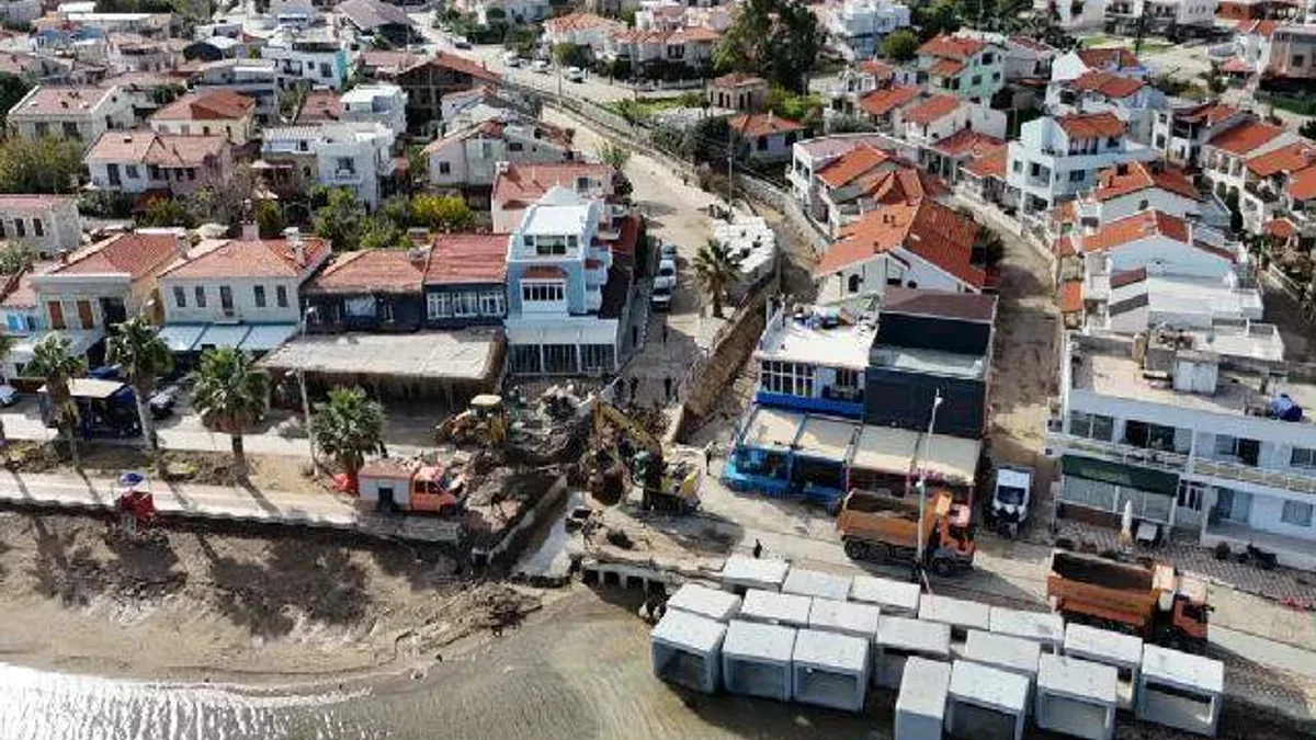 Foça'da dere yatağına yapılan kanal taşkını önledi