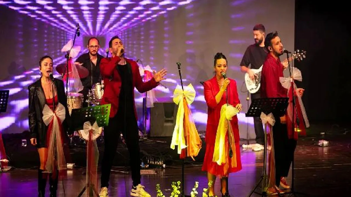 İzmir Güzelbahçe’de 102. yıl coşkusuna kortej ve konserli kutlama