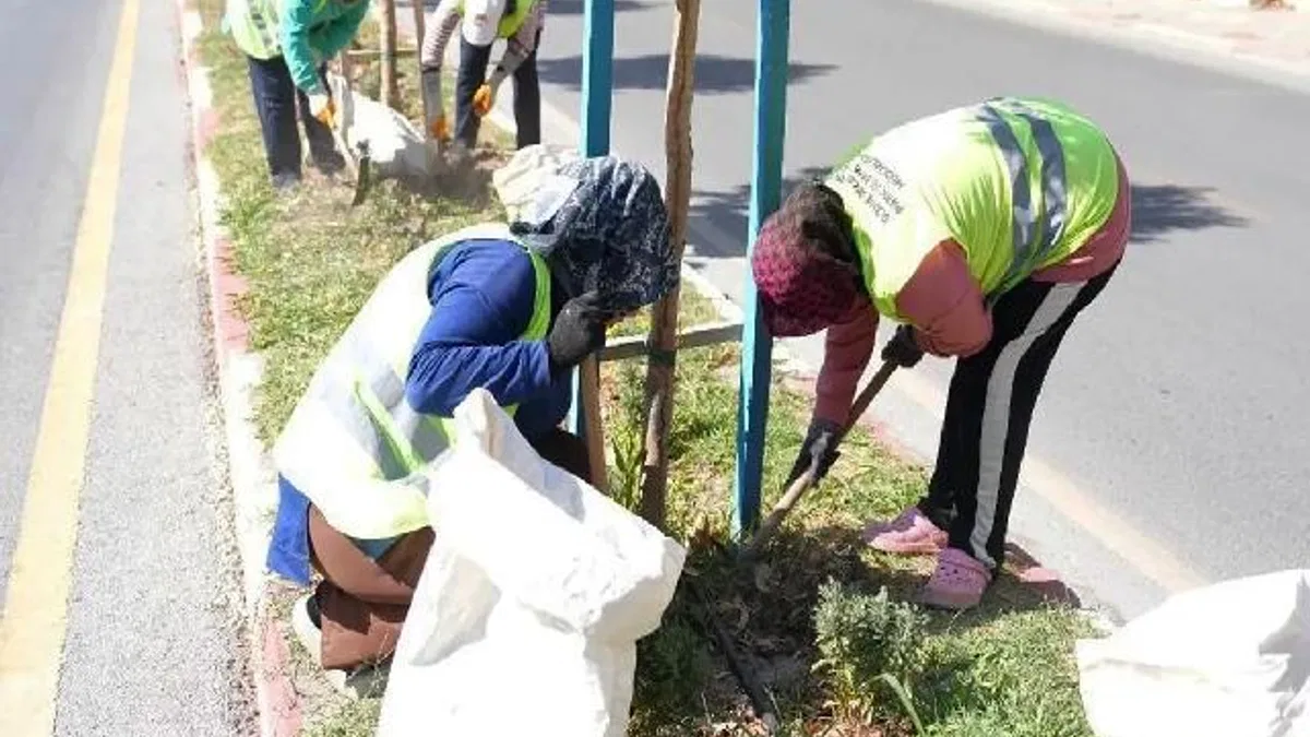 Manisa Soma'nın yolları kadın eliyle şekilleniyor