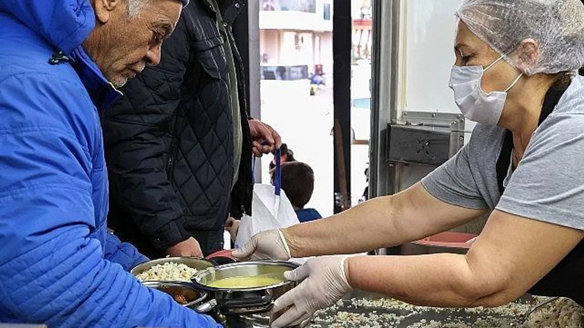 Büyükşehir Mobil Aşevi iftarda vatandaşın yanında