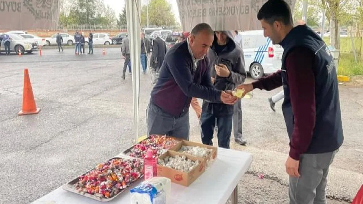 Diyarbakır'da mezarlık ziyaretinde bulunanlara ikram