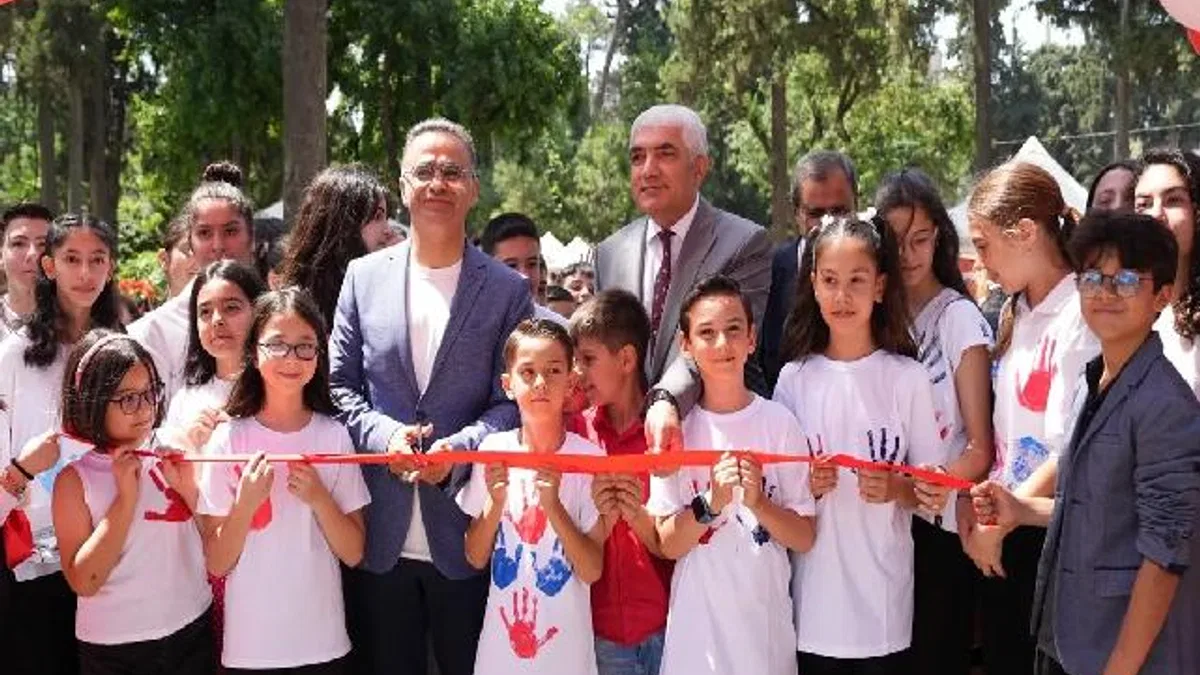 İzmir’de ''Küçük Eller Güçlü Kalemler” kitap fuarı coşkuyla açıldı