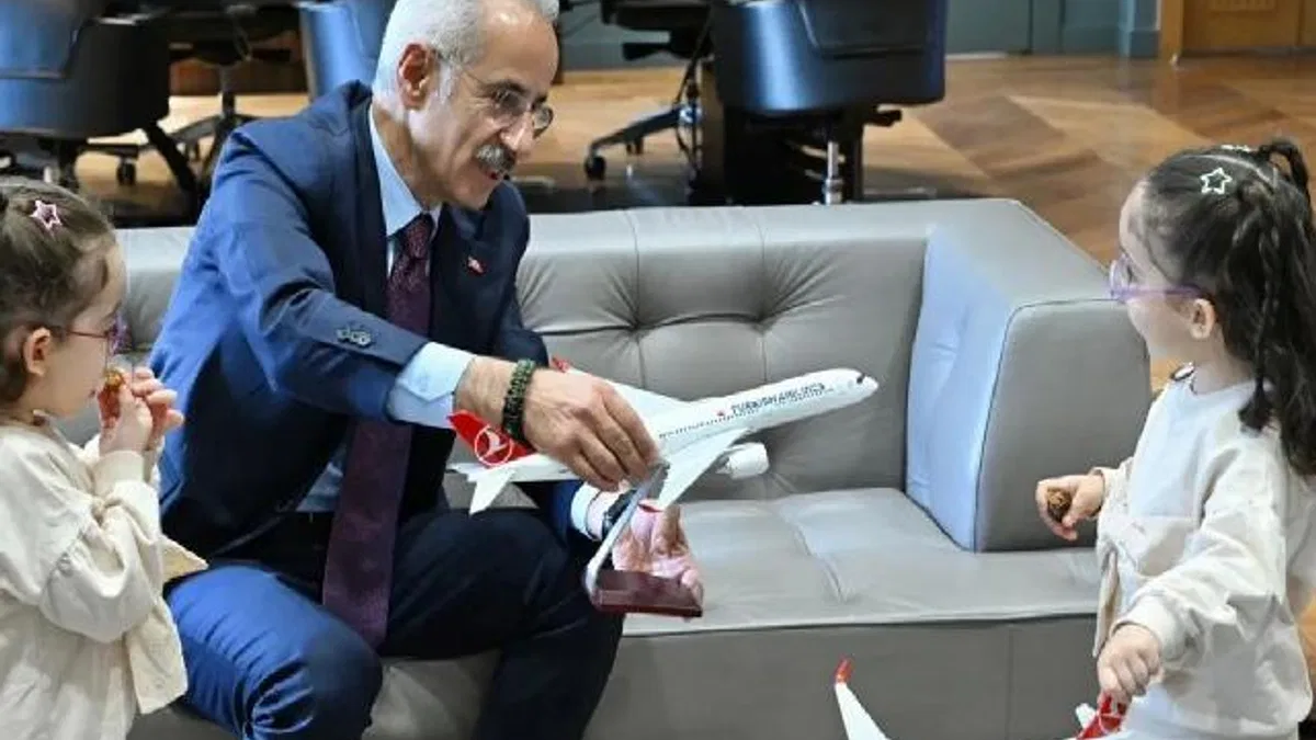 Bakan Uraloğlu minik misafirlerini ağırladı