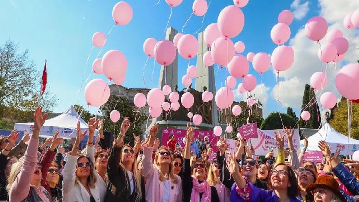 İstanbul Bakırköy'de pembe balonlar farkındalık için gökyüzünde