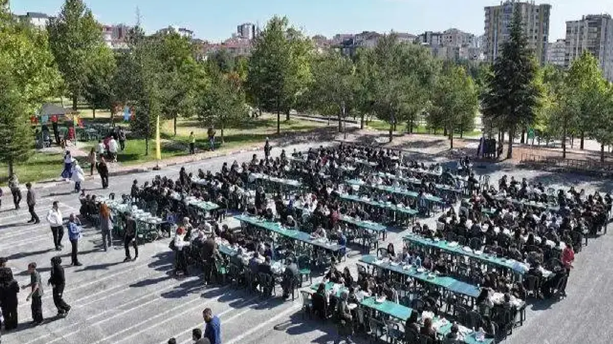 Ahmet Çolakbayrakdar'dan gençlerle 'Kocaburger' sohbeti