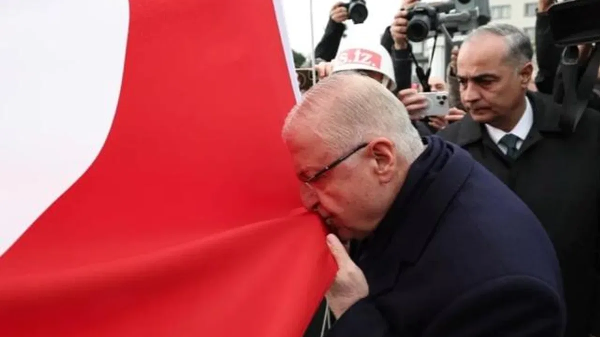 Bakan Güler, şanlı sancağı Çanakkale'de göndere çekti