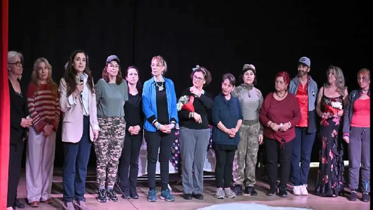 Muratpaşa'da Kadının Gücü Tiyatro Topluluğu 'Kimim Ben' dedi