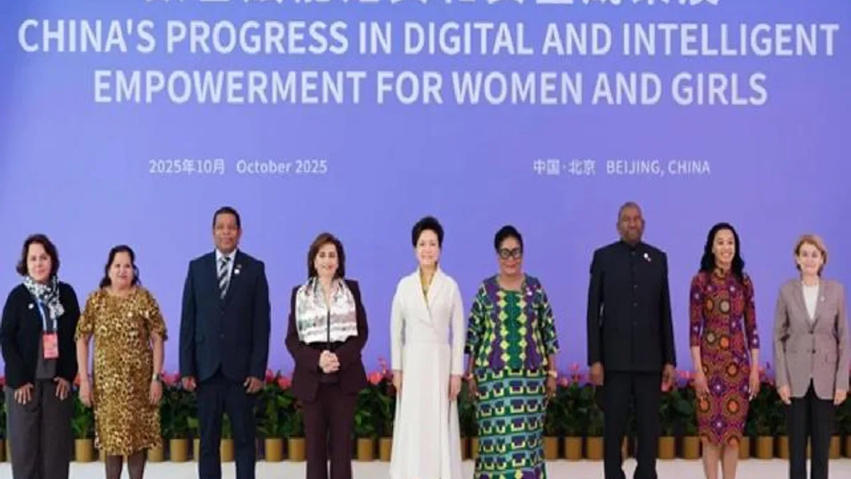 Peng Liyuan'dan kadınlar ve kız çocukları için teknoloji çağrısı