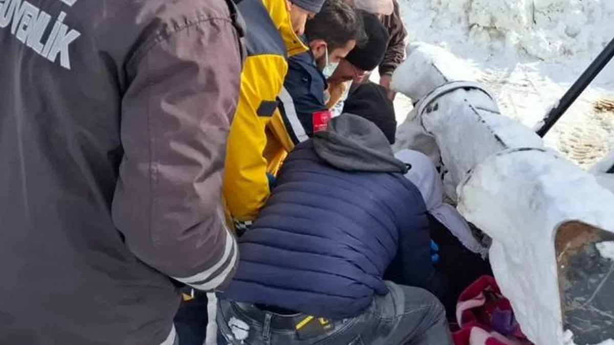 Malatya'da karda mahsur kalan araç ve vatandaşlar kurtarıldı