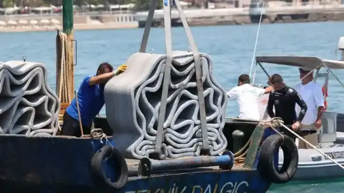 Antalya’da yapay resifler denizle buluştu