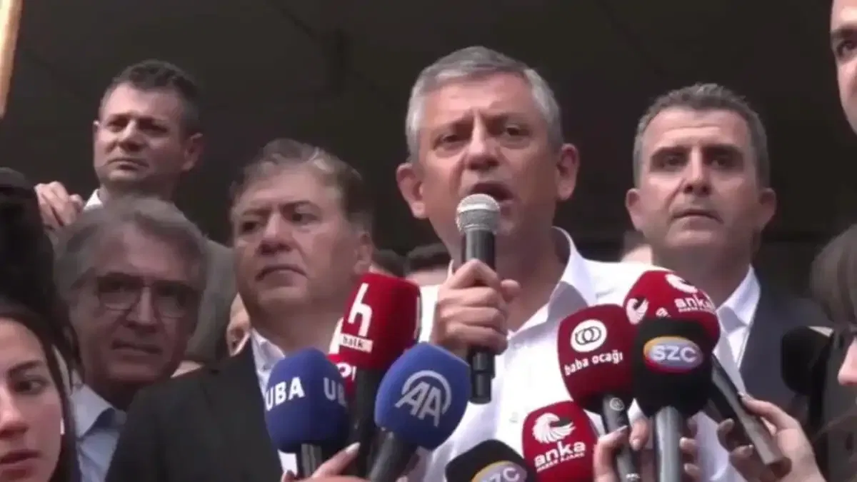 Özgür Özel: CHP sokakta, meydanda, yoldadır... Geri gelmek üzere çıkıyorum!
