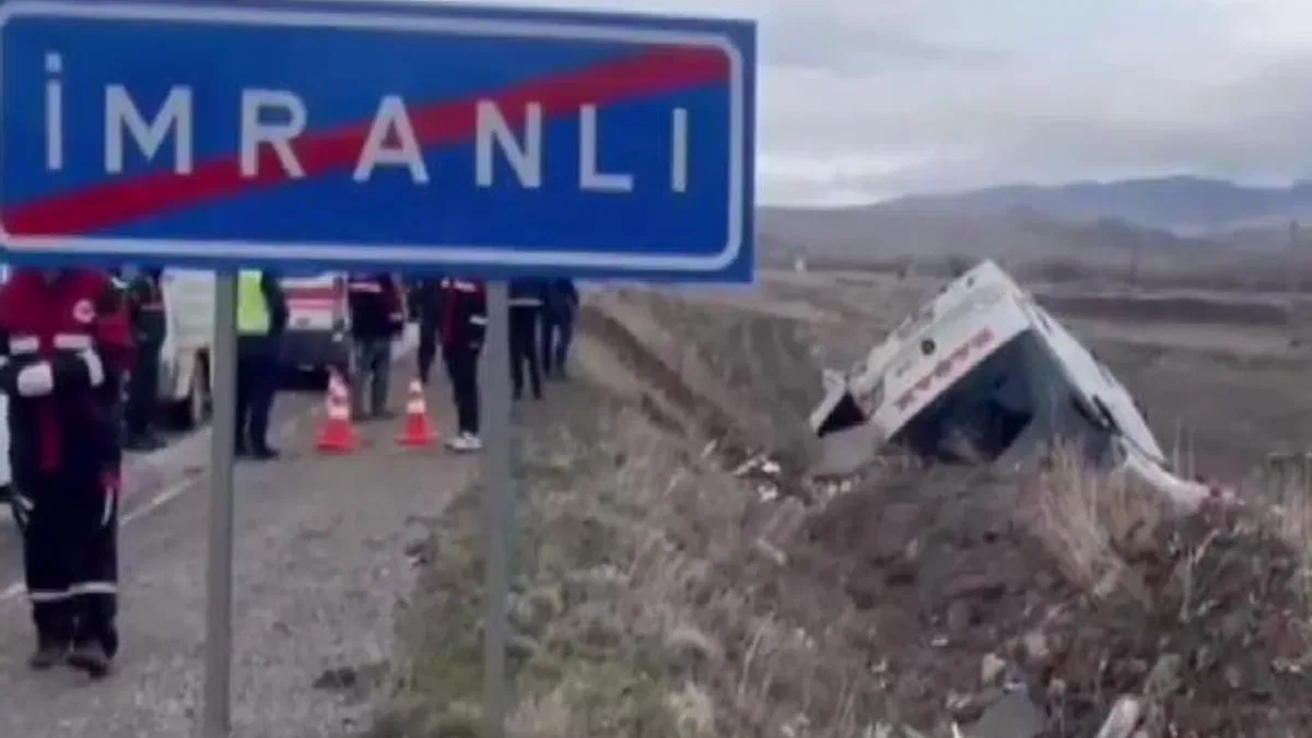 Sivas'ta otobüs devrildi: 2 ölü, 23 yaralı
