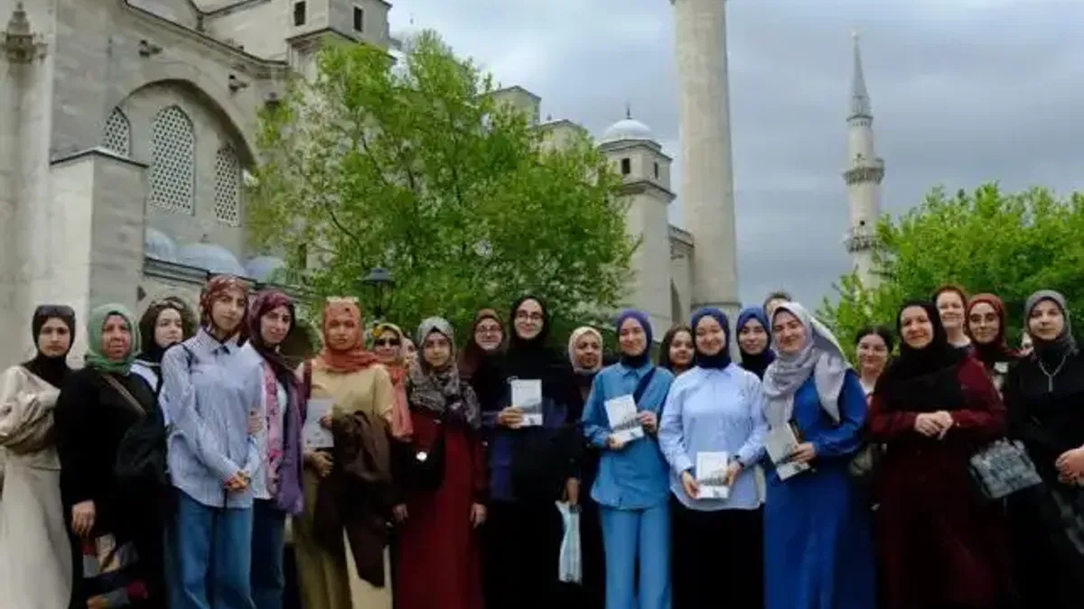 Bu proje hem okutuyor, hem gezdiriyor