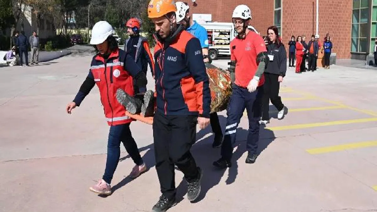 Manisa'da öğrencilere yYönelik deprem tahliye tatbikatı