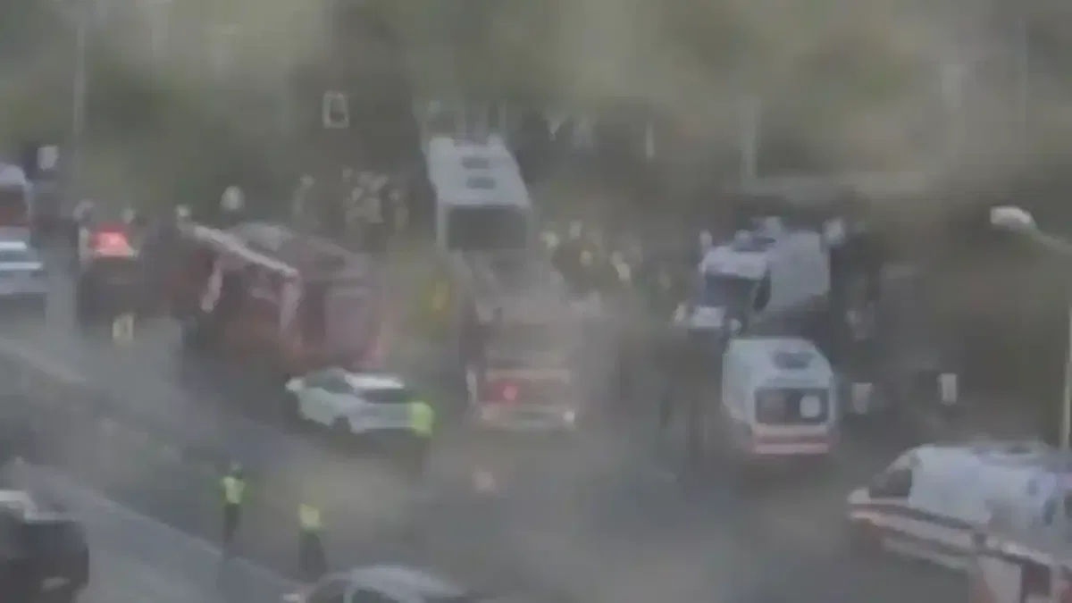 İETT otobüsü duvara çarptı! 2 ölü, 16 yaralı!