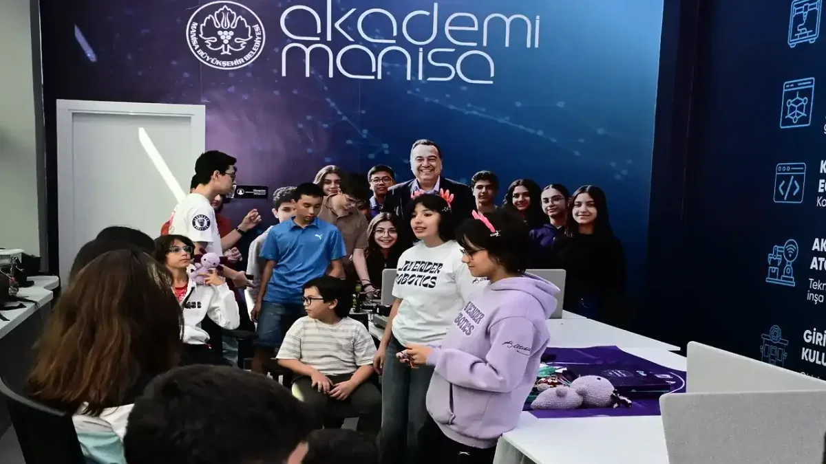 Akademi Manisa'da gençlere robotik ve mühendislik deneyimi