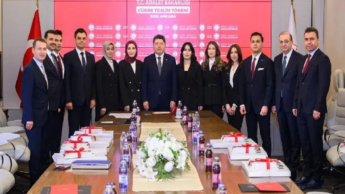 Genç hakim ve savcılar cübbelerini teslim aldı