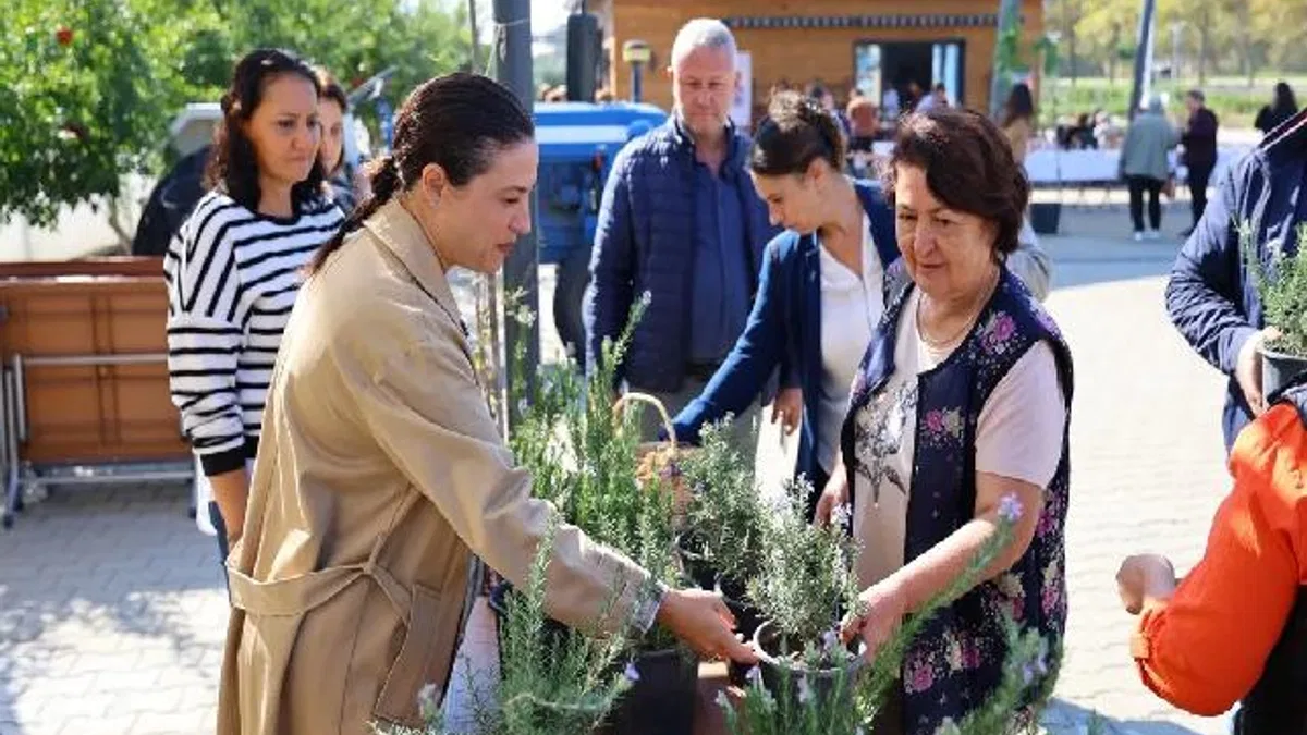 Başkan Sengel, kadın üreticilerle Efes Tarlası’nda buluştu