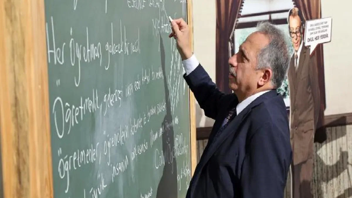 Mustafa Yalçın'dan 'Öğretmenler Günü' mesajı