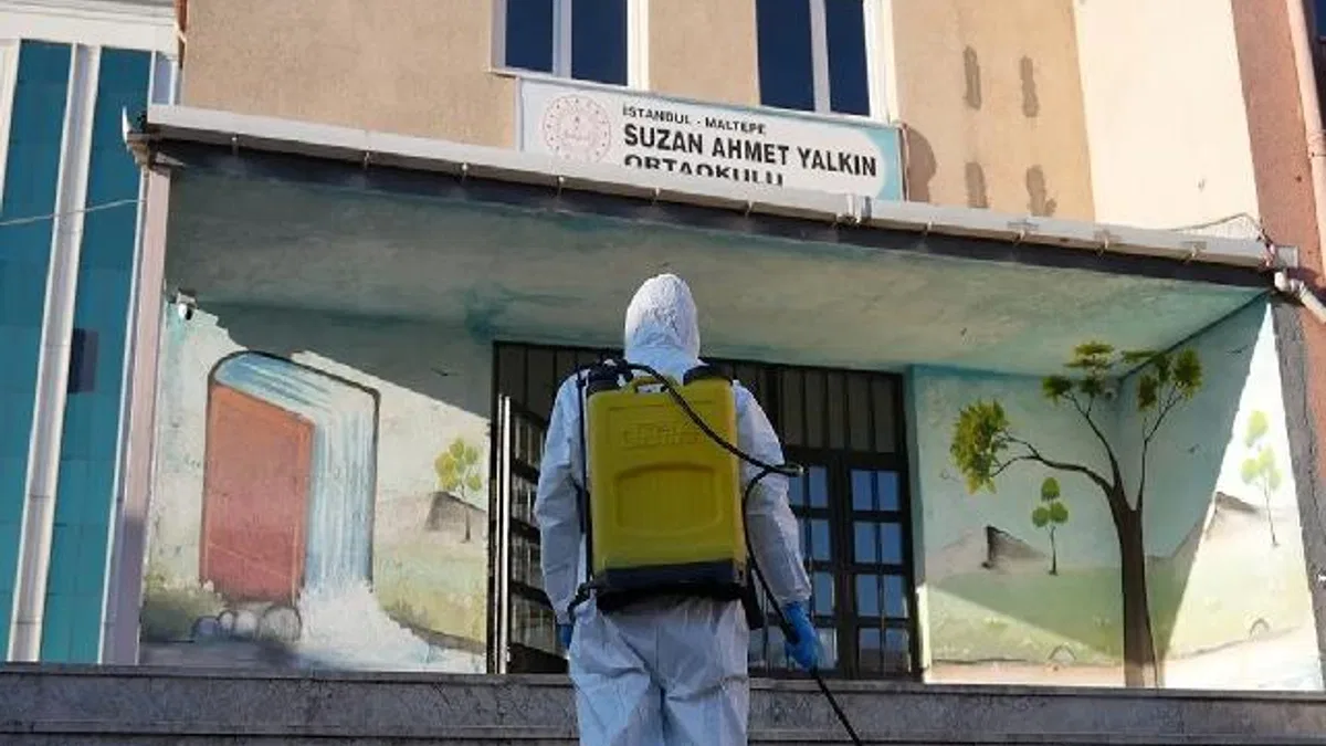 İstanbul Maltepe’de okullar dezenfekte ediliyor