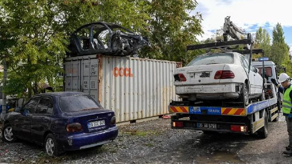 İzmir'de hurda araçlar ekonomiye kazandırılıyor