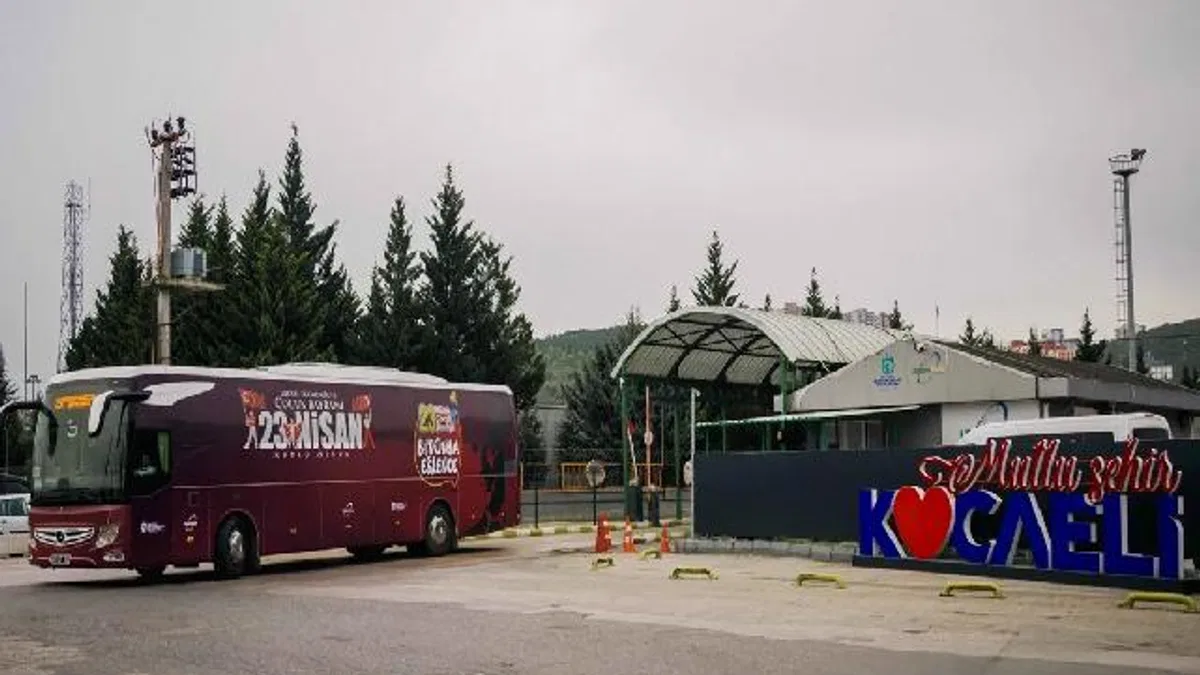 Kocaeli'de otobüs ve tramvaylar 23 Nisan'a özel giydirildi