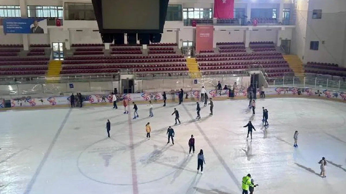 İzmir'de kadınlar buz pistinde buluştu